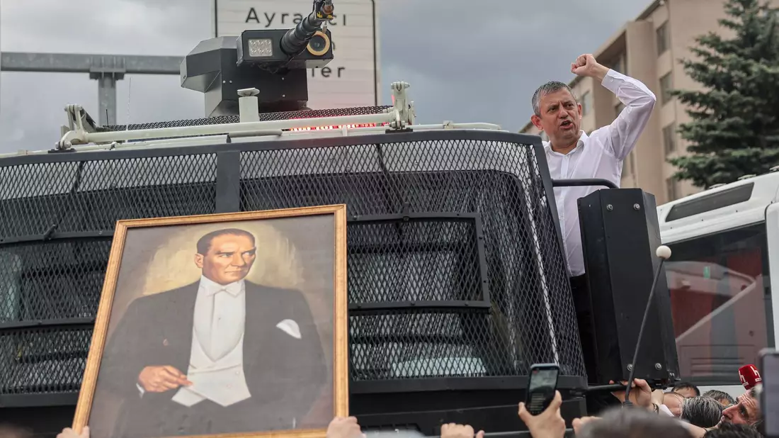 Özel protestiert gegen seine Absetzung als CHP-Chef. (Archivbild) - Bild: Ugur Yildirim/Dia Photo/AP/dpa