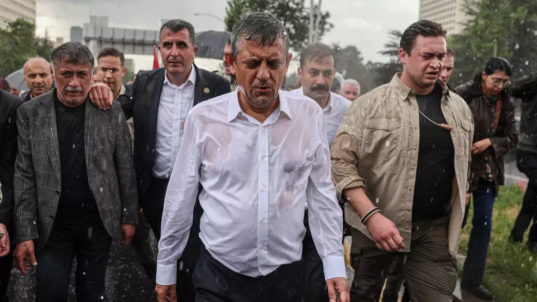 Özel führt im strömenden Regen einen Protestmarsch an. (Archivbild) - Bild: Ugur Yildirim/Dia Photo/AP/dpa