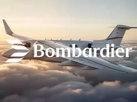 Tragfläche eines Geschäftsreiseflugzeugs im goldenen Licht über den Wolken - Foto: über boerse-global.de