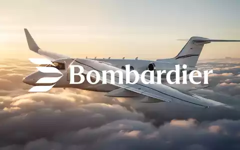 Tragfläche eines Geschäftsreiseflugzeugs im goldenen Licht über den Wolken - Foto: über boerse-global.de