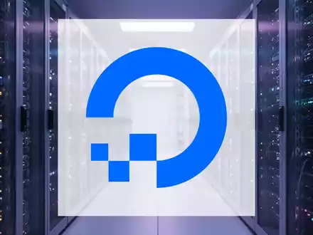 Abstrakte Darstellung von Cloud-Infrastruktur und digitalen Serverräumen mit atmosphärischer Beleuchtung. - Foto: über boerse-global.de