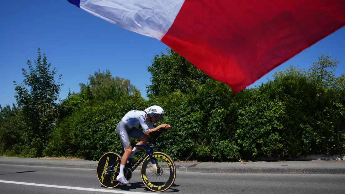 Der belgische Radprofi Brent Van Moer in Aktion beim Einzelzeitfahren der Tour.  - Bild: Thibault Camus/AP/dpa