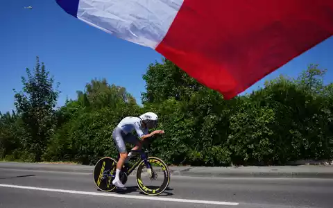 Der belgische Radprofi Brent Van Moer in Aktion beim Einzelzeitfahren der Tour. - Foto: Thibault Camus/AP/dpa