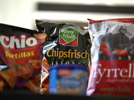Chips und andere Knabbereien von Intersnack. - Foto: Wolf von Dewitz/dpa