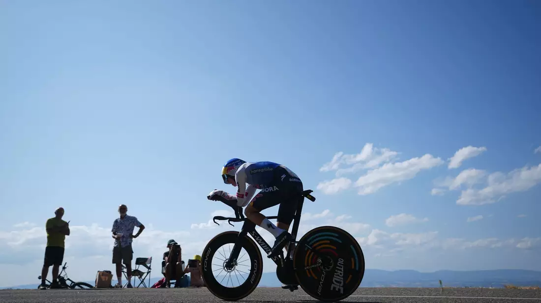 Die Tour ist für Florian Lipowitz nach dem Sturz beim Zeitfahren beendet.  - Bild: Thibault Camus/AP/dpa