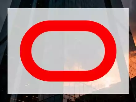 Abstraktes, modernes Hochhaus bei Sonnenuntergang als Symbol für finanzielle Marktveränderungen und Unternehmensdruck. - Foto: über boerse-global.de