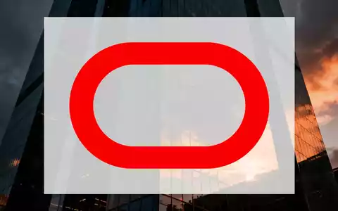 Abstraktes, modernes Hochhaus bei Sonnenuntergang als Symbol für finanzielle Marktveränderungen und Unternehmensdruck. - Foto: über boerse-global.de