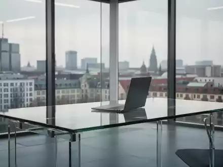 Modernes, leeres Büro in Berlin mit Blick auf die Stadt als Symbol für Unternehmensumstrukturierung. - Foto: über boerse-global.de