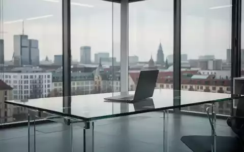 Modernes, leeres Büro in Berlin mit Blick auf die Stadt als Symbol für Unternehmensumstrukturierung. - Foto: über boerse-global.de