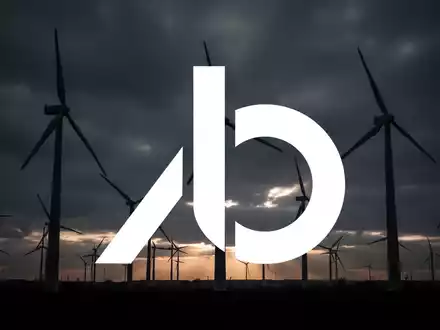 Silhouetten von Windturbinen vor einem dunklen, bewölkten Himmel, die finanzielle Anspannung und Fristen im Bereich der erneuerbaren Energien symbolisieren. - Foto: über boerse-global.de
