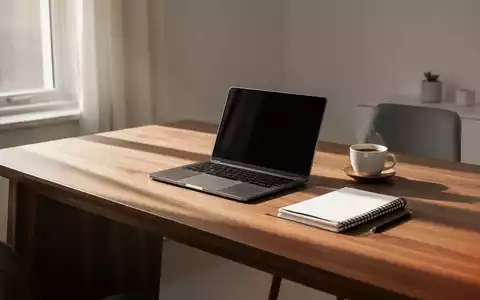 Ein minimalistisch gestalteter, aufgeräumter Schreibtisch mit Laptop und Notizbuch in hellem, natürlichem Licht. - Foto: über boerse-global.de