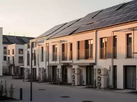 Modernes Wohngebäude mit Photovoltaikanlagen und Wärmepumpen als Symbol für energetische Sanierung und Wohnraumoptimierung. - Foto: über boerse-global.de