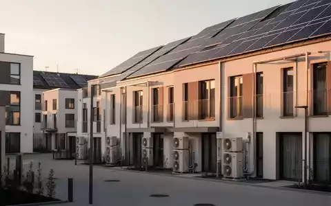 Modernes Wohngebäude mit Photovoltaikanlagen und Wärmepumpen als Symbol für energetische Sanierung und Wohnraumoptimierung. - Foto: über boerse-global.de