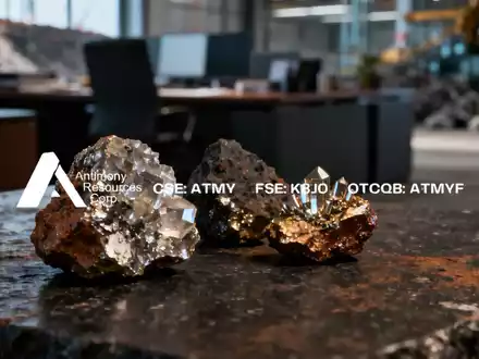 Rohmineralien und geologische Proben auf einem dunklen Steintisch in einer atmosphärischen, professionellen Umgebung. - Foto: über boerse-global.de
