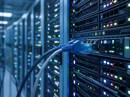 Reihen beleuchteter Server-Racks in einem modernen Rechenzentrum, die Unternehmens-IT und Netzwerkinfrastruktur repräsentieren. - Foto: über boerse-global.de