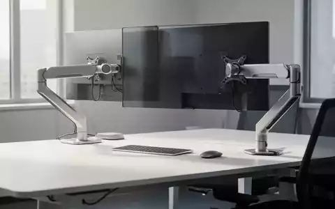 Ein moderner, ergonomischer Arbeitsplatz mit einem Monitor an einem verstellbaren Arm, einer flachen Tastatur und einer Maus. - Foto: über boerse-global.de