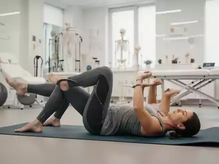 Person bei einer physiotherapeutischen Übung zur Kräftigung der Rumpfmuskulatur in einem modernen Studio. - Foto: über boerse-global.de
