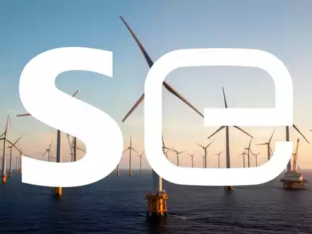 Moderne Windkraftanlagen in einem Offshore-Windpark bei Sonnenuntergang als Symbol für den Energiesektor. - Foto: über boerse-global.de
