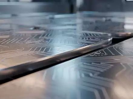 Abstrakte Darstellung moderner Halbleiterfertigung und Mikrochips in einer industriellen Umgebung - Foto: über boerse-global.de