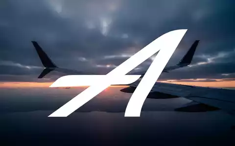Flügel eines modernen Passagierflugzeugs vor einem wolkenverhangenen Himmel bei Sonnenaufgang. - Foto: über boerse-global.de