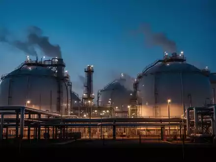 Industrielles Flüssiggas-Terminal bei Dämmerung, das die Energieinfrastruktur und Methan-Thematik visualisiert. - Foto: über boerse-global.de
