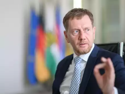 Sachsens Ministerpräsident Kretschmer sagt: «Wir müssen mit jedem reden, der reden will.» - Foto: Robert Michael/dpa