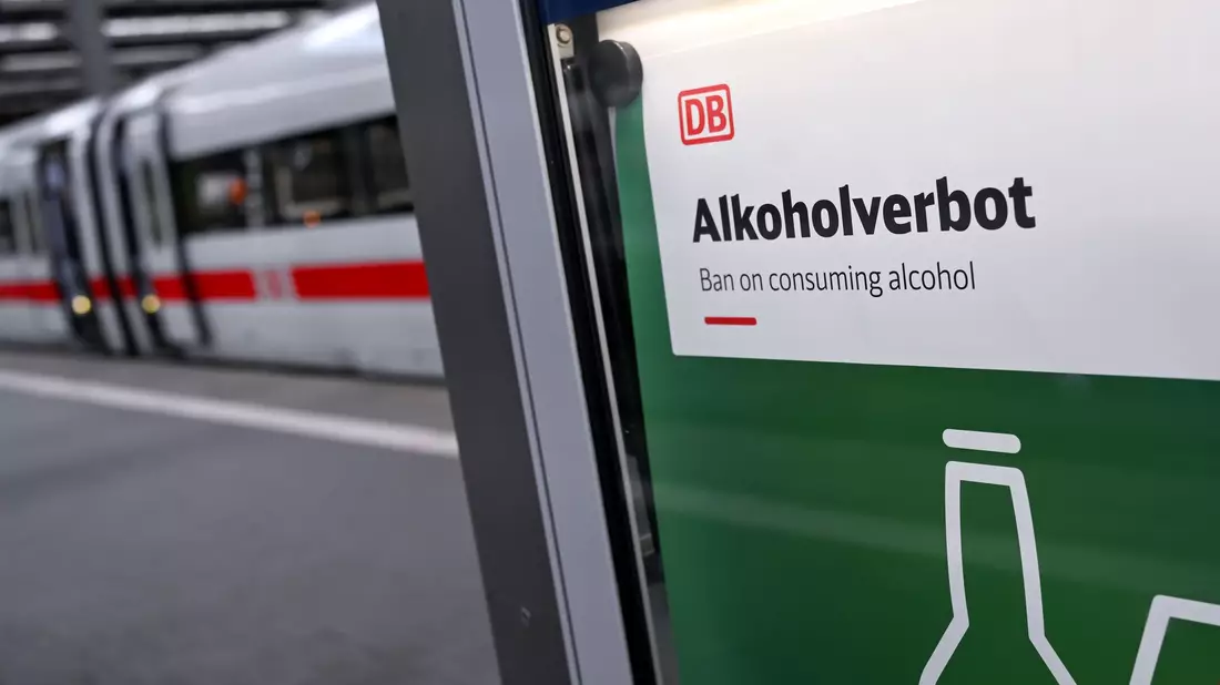 Die Frage ist nun, wie ein mögliches Alkoholverbot an Bahnhöfen durchgesetzt werden kann. (Symbolbild) - Bild: Sven Hoppe/dpa