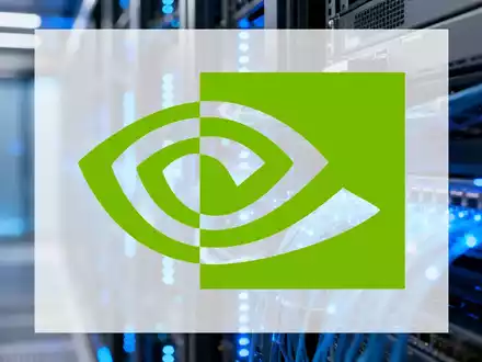 Abstraktes High-Tech-Rechenzentrum mit leuchtenden Glasfaserkabeln und Datenstrom-Visualisierung. - Foto: über boerse-global.de