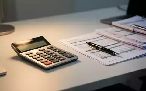 Ein aufgeräumter Schreibtisch mit Taschenrechner und Unterlagen als Symbol für die Steuererklärung. - Foto: über boerse-global.de