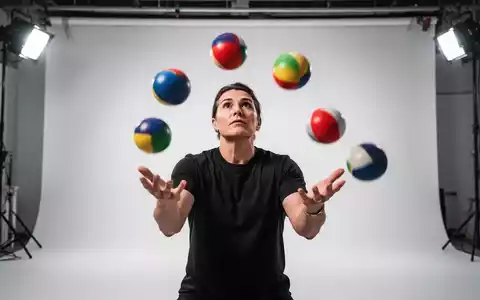 Eine Person beim Jonglieren zur Förderung der kognitiven Fitness in einem hellen Studio. - Foto: über boerse-global.de