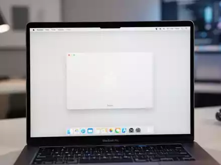 Nahaufnahme eines modernen MacBook Pro-Bildschirms mit sauberer Desktop-Oberfläche in einem professionellen Büro. - Foto: über boerse-global.de