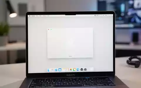 Nahaufnahme eines modernen MacBook Pro-Bildschirms mit sauberer Desktop-Oberfläche in einem professionellen Büro. - Foto: über boerse-global.de