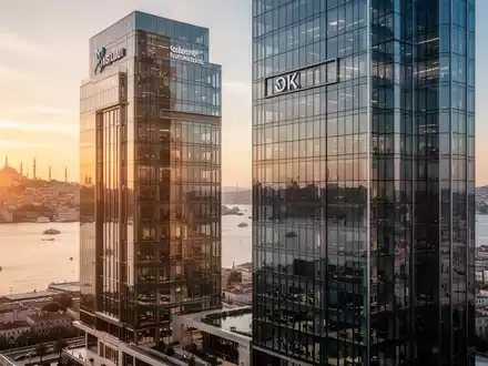 Moderne Büroarchitektur in Istanbul bei Sonnenuntergang als Symbol für den internationalen Dienstleistungsstandort Türkei. - Foto: über boerse-global.de