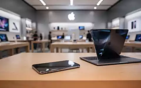 Modernes Smartphone und Laptop auf einem sauberen Tisch in einem eleganten, professionellen Apple Store. - Foto: über boerse-global.de
