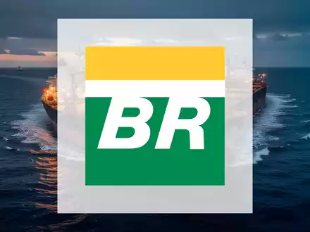 Ein großer Öltanker auf hoher See bei Dämmerung, symbolisch für die maritime Logistik und den Energiesektor. - Foto: über boerse-global.de