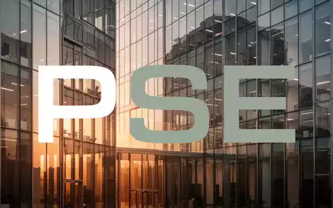 Moderne Büroarchitektur im warmen Licht zur Dämmerung, die eine professionelle Finanzatmosphäre symbolisiert. - Foto: über boerse-global.de