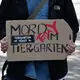 Aktivistinnen und Aktivisten versammelten sich am 29. Juli 2025 vor dem geschlossenen Tiergarten, um gegen die Tötung der Paviane zu demonstrieren. Einige drangen später in den Zoo ein. (Archivbild) - Bild: Daniel Löb/dpa