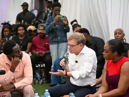 Außenminister Johann Wadephul (CDU) trifft sich in der nigerianischen Wirtschaftsmetropole Lagos mit jungen Influencerinnen und Influencern. - Foto: Soeren Stache/dpa