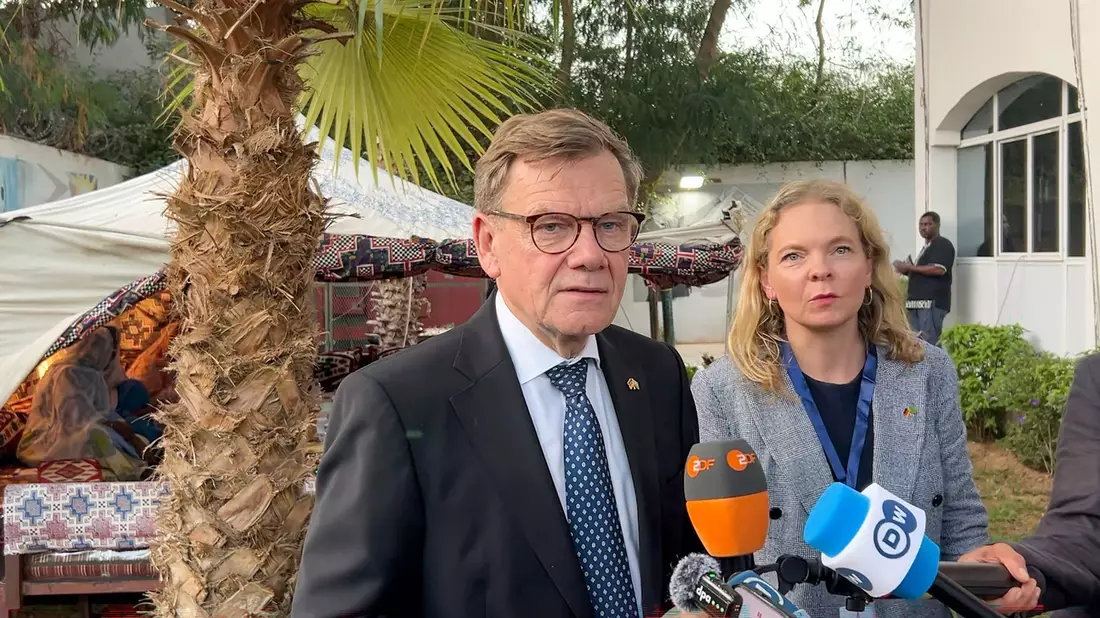Außenminister Johann Wadephul (CDU) äußert sich in der mauretanischen Hauptstadt Nouakchott beim Besuch eines UN-Projekts zur Extremismusprävention und Deradikalisierung. - Bild: Soeren Stache/dpa