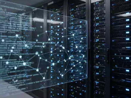 Leuchtende Serverracks in einem High-Tech-Rechenzentrum, das Cybersicherheitsinfrastruktur und digitale Ermittlungen repräsentiert. - Foto: über boerse-global.de