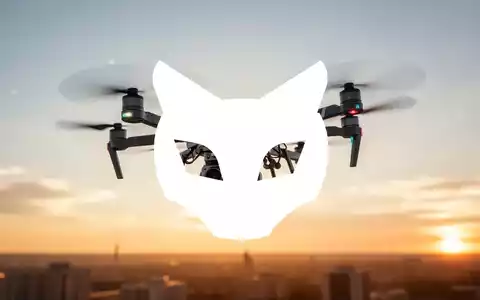 Eine High-Tech-Drohne fliegt in einem goldenen Himmel, symbolisch für Innovation und Wachstum im Luftfahrtsektor. - Foto: über boerse-global.de
