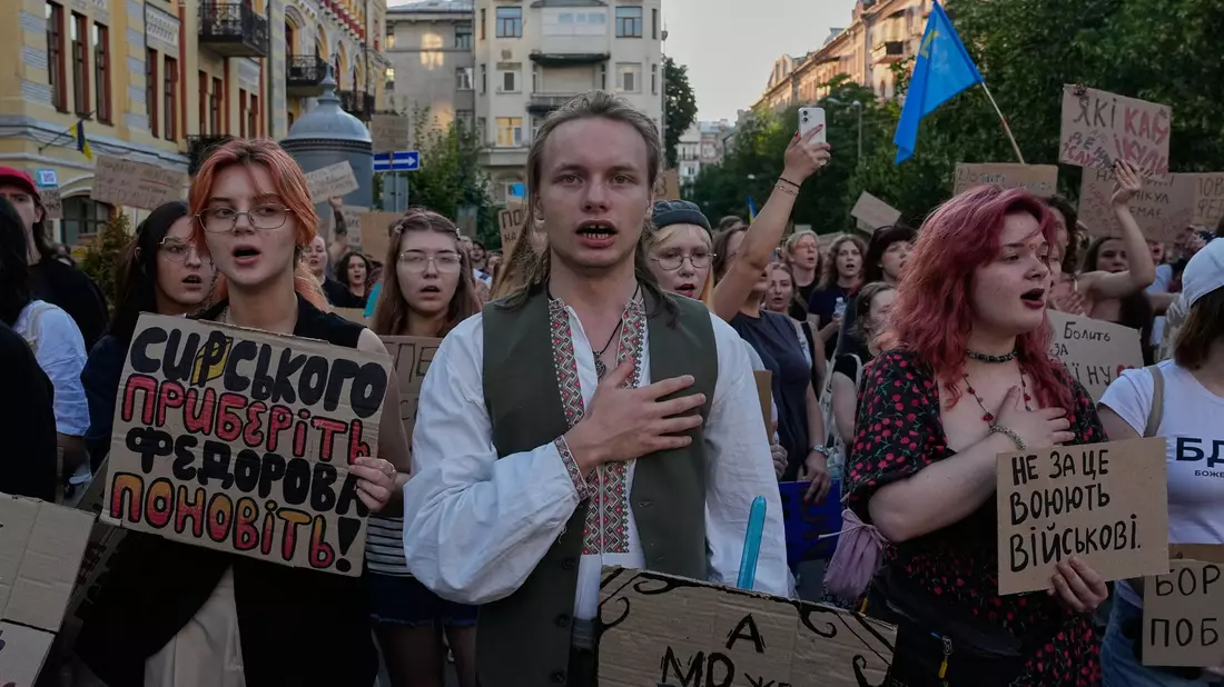 Demonstranten haben die Entlassung von Armeechef Syrskyj erreicht.  - Bild: Efrem Lukatsky/AP/dpa