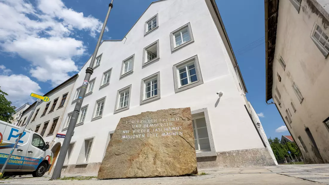 Hitlers Geburtshaus ist nun eine Polizeistation  - Bild: Peter Kneffel/dpa