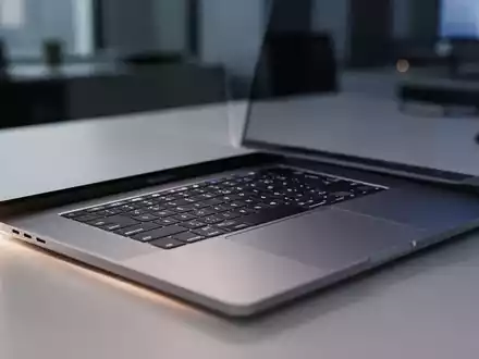 Nahaufnahme eines modernen MacBooks auf einem minimalistischen Schreibtisch, symbolisiert professionelle Hardware-Wartung und Systemleistung. - Foto: über boerse-global.de