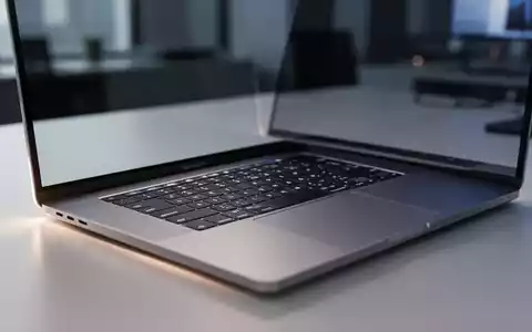 Nahaufnahme eines modernen MacBooks auf einem minimalistischen Schreibtisch, symbolisiert professionelle Hardware-Wartung und Systemleistung. - Foto: über boerse-global.de