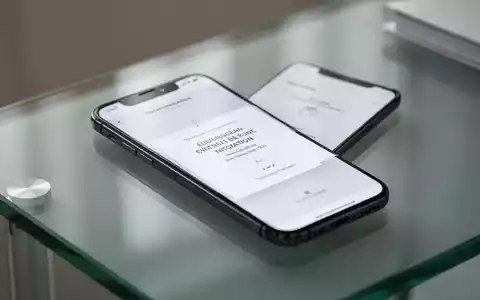 Ein Smartphone zeigt eine digitale Event-Einladungsoberfläche auf einem modernen Schreibtisch. - Foto: über boerse-global.de