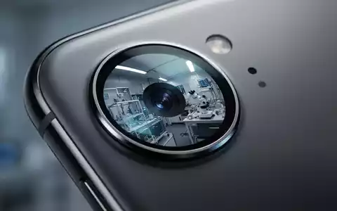 Makroaufnahme einer High-End-Smartphone-Kamera, die ein modernes Labor reflektiert. - Foto: über boerse-global.de