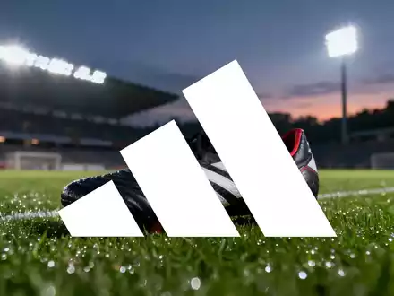 Professioneller Fußballschuh auf einem Rasenplatz bei Stadionbeleuchtung - Foto: über boerse-global.de