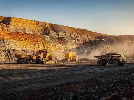 Moderne Bergbauanlage bei Sonnenuntergang als Symbol für Investitionen im Rohstoffsektor - Foto: über boerse-global.de