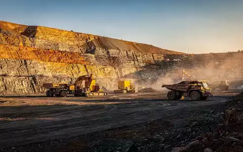 Moderne Bergbauanlage bei Sonnenuntergang als Symbol für Investitionen im Rohstoffsektor - Foto: über boerse-global.de